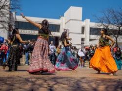 世界博览会日，学生们在学生中心广场跳舞.
